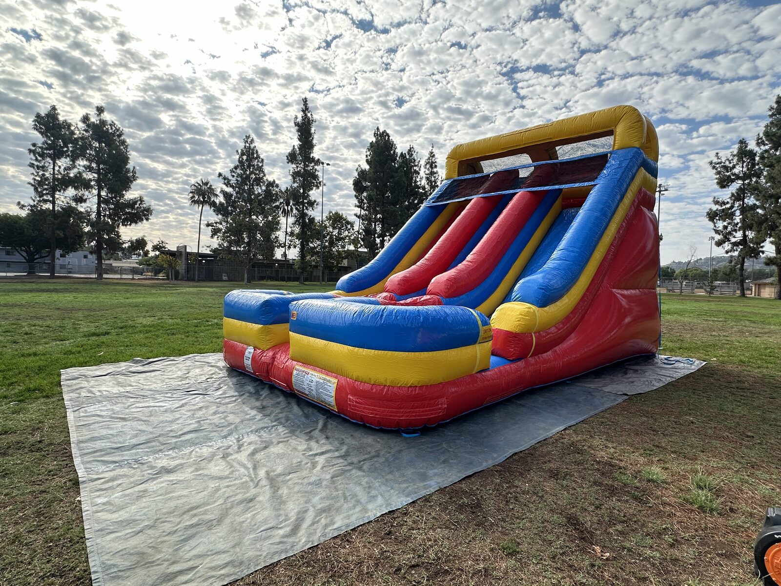 Dry slide rental in San Diego, 18ft dual lane slide wide view of the full 33 foot footprint at a park