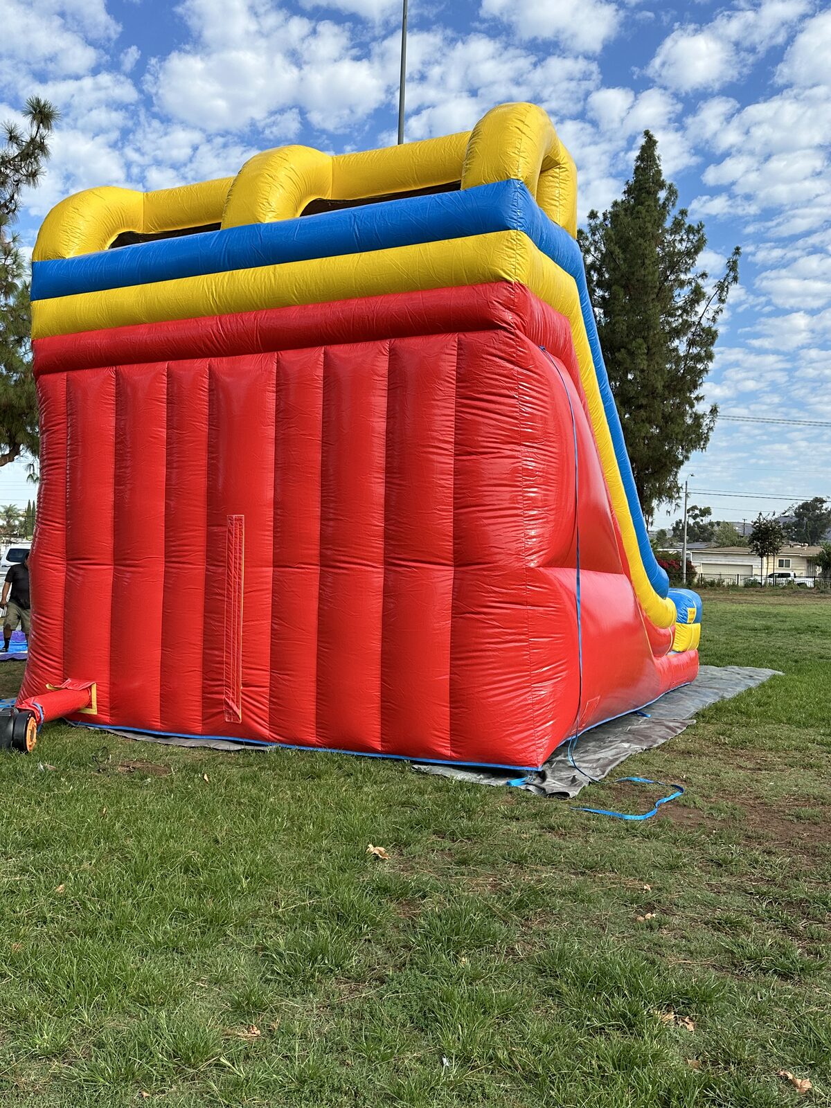 Dry slide rental in San Diego, 18ft dual lane slide front view with both landing lanes ready for riders