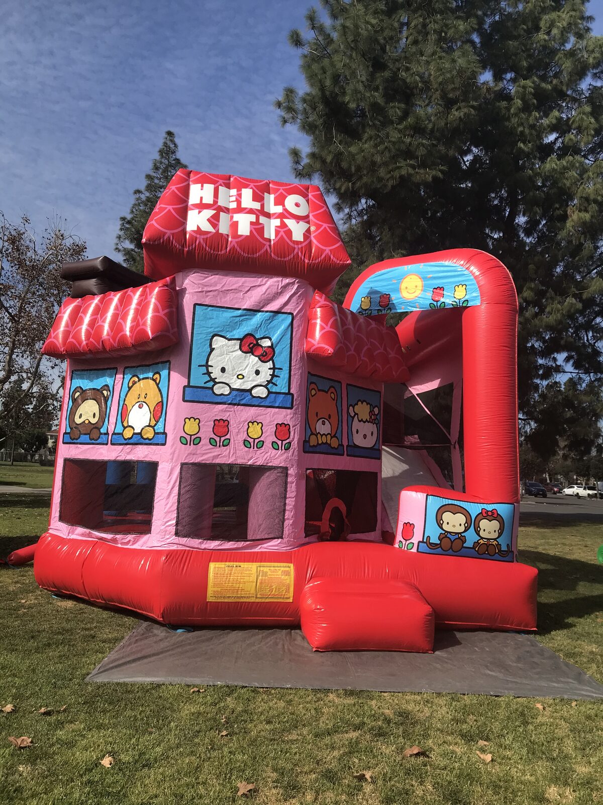 5n1 hello kitty combo bounce house rental in San Diego, front view of the Hello Kitty rooftop banner, character panels and arched entry step