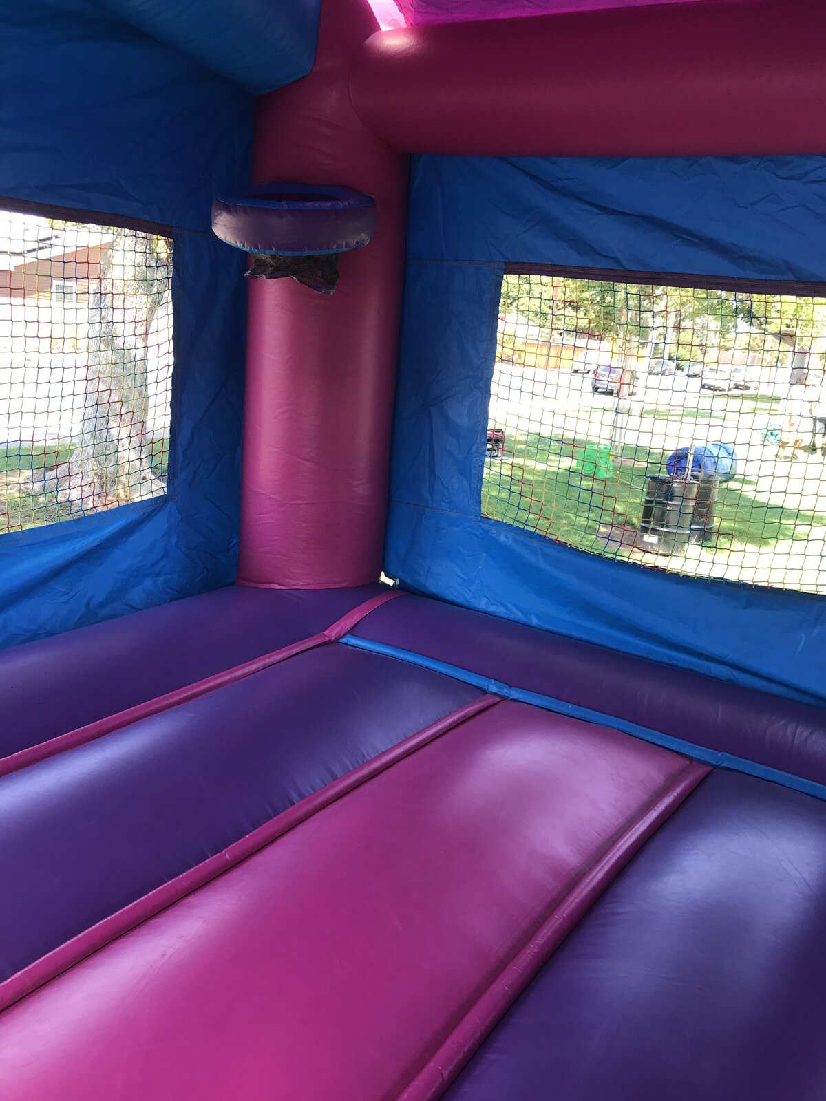 2n1 pink castle banner combo bounce house rental in San Diego, interior detail of the padded corner column and blue mesh walls