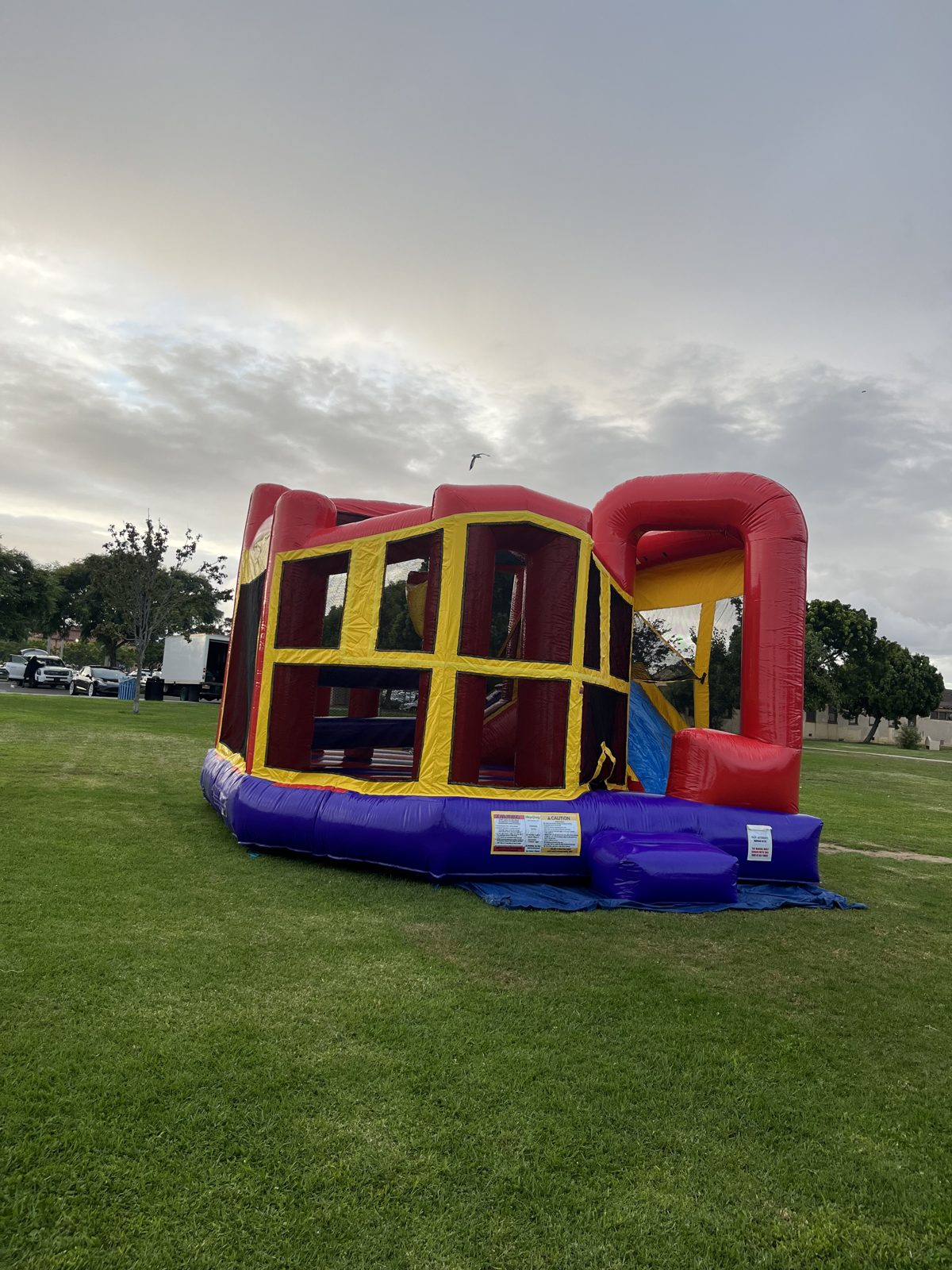 5n1 plain banner combo bounce house rental in San Diego, closer corner view of the mesh windows and purple entry step